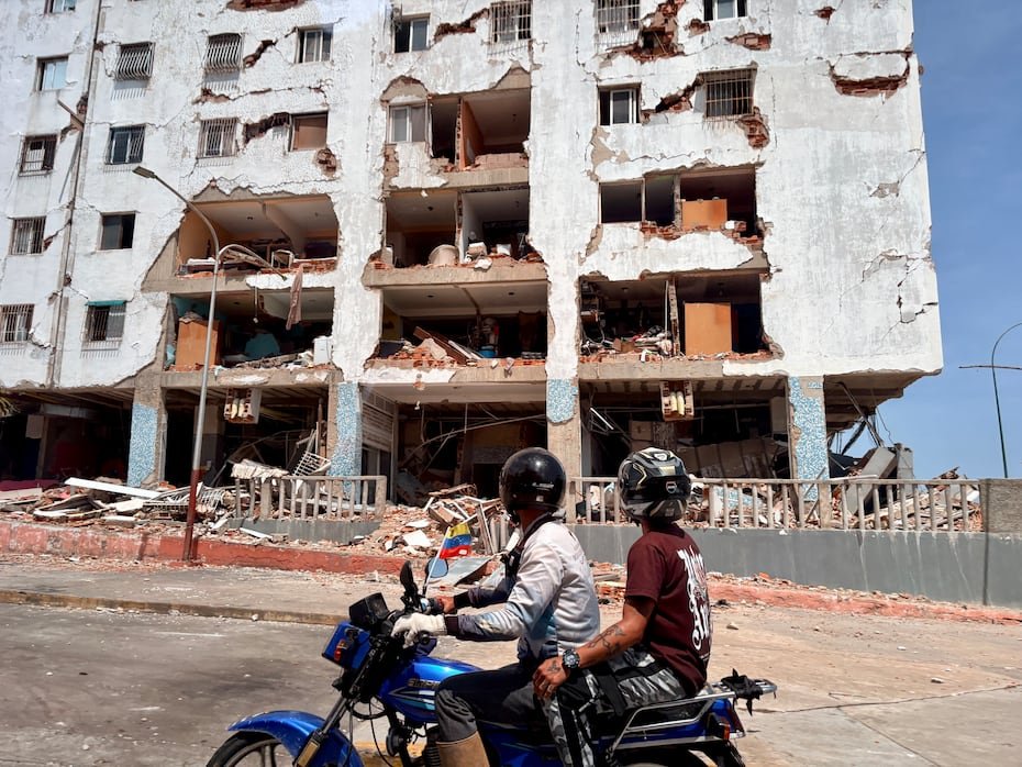 Personas observan edificaciones destruidas por terremotos este jueves, en La Guaira (Venezuela).