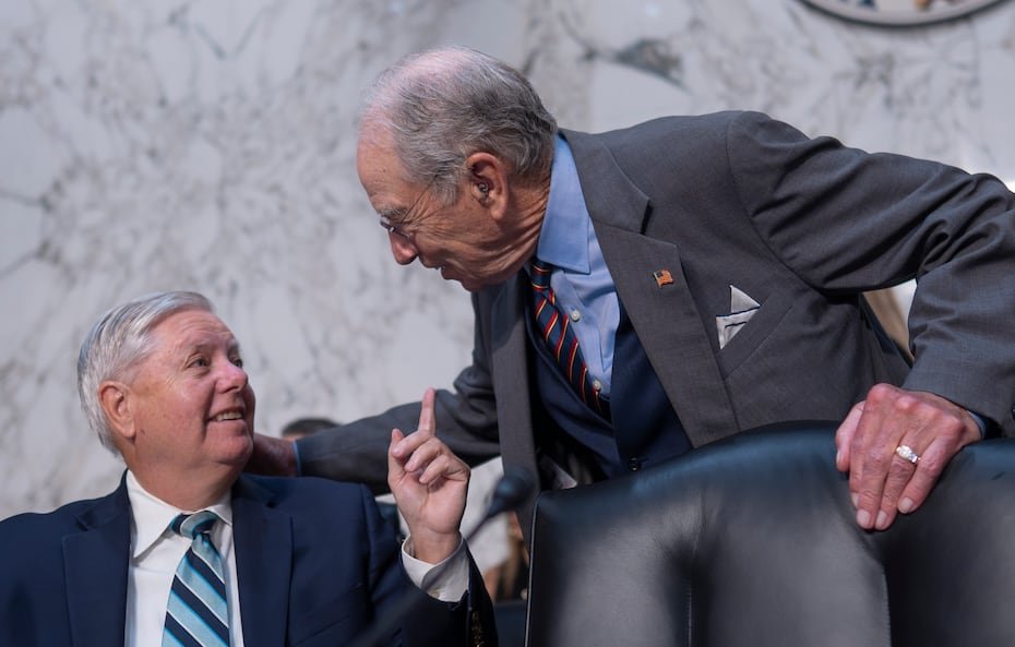 Fue elegido por primera vez para el Senado de Estados Unidos en 2002 después de servir en la Cámara de Representantes.