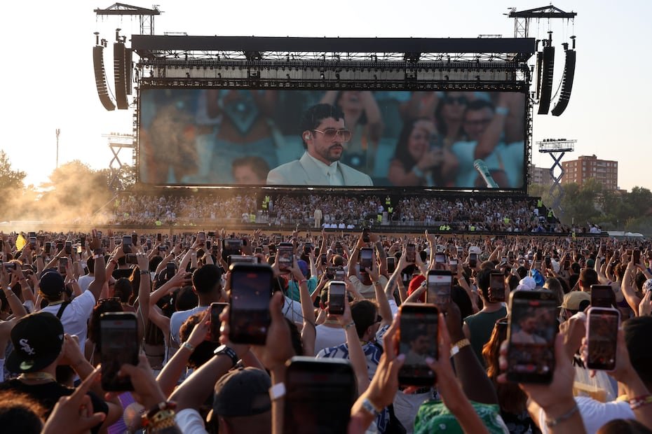 Con una puesta en escena inspirada en Puerto Rico, Bad Bunny llevó a Milán un espectáculo repleto de música en vivo, baile y referencias a la identidad cultural puertorriqueña. EFE/EPA/MATTEO BAZZI