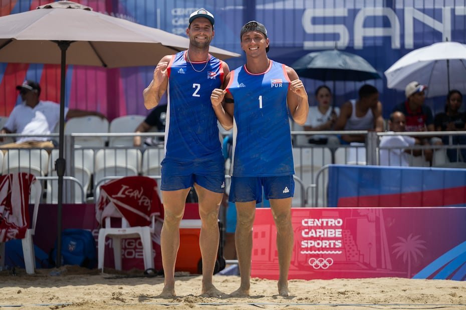 Con energía y confianza, Daniel y William Rivera celebran su avance a la ronda semifinal del voleibol de playa.