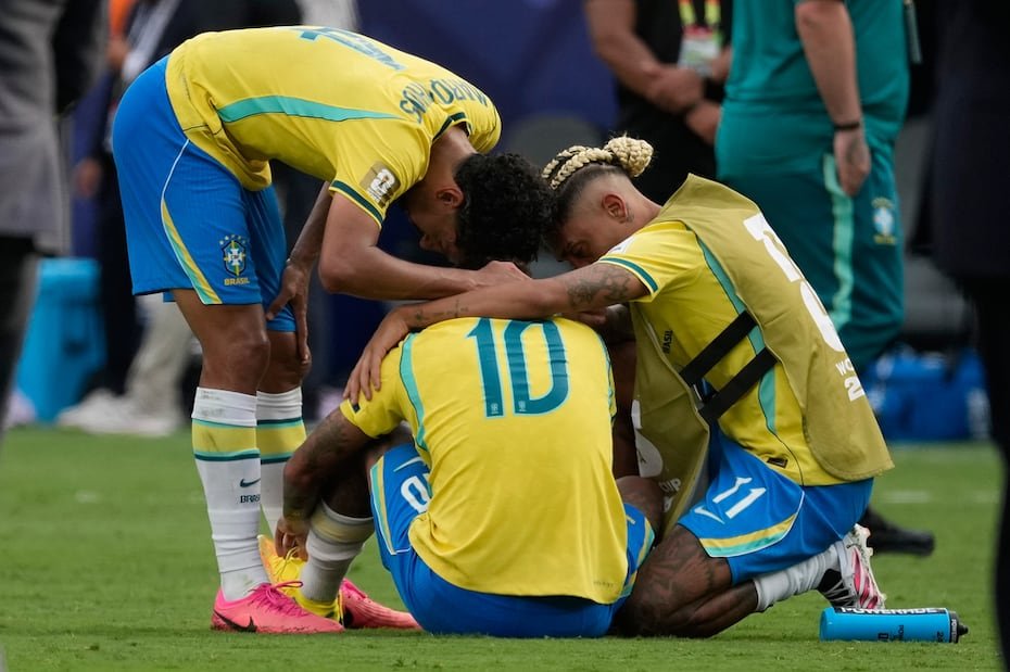 Jugadores de Brasil consuelan a Neymar tras la derrota.