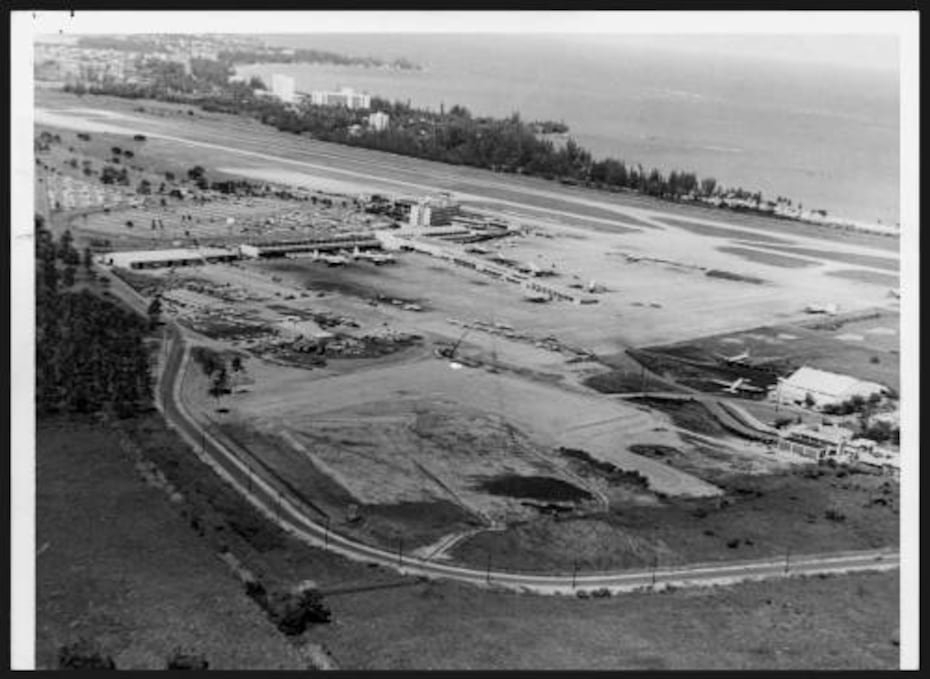 Vista aérea de la construcción de la nueva rampa en Isla Verde para aterrizaje de los jets. Foto tomada el 13 de octubre de 1965.
(Colección de Fotos de El Mundo Bibioteca Digital Colección Puertorriqueña Universidad de Puerto Rico en Río Piedras)