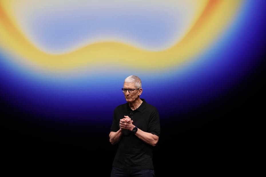 Cook asumió el cargo de principal oficial ejecutivo (CEO) en 2011, tras la muerte de Steve Jobs, icónico cofundador de Apple junto con Steve Wozniak y Ronald Wayne.