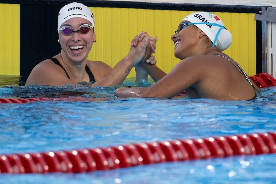 La nadadora puertorriqueña Kristen Romano celebra su triunfo en los 100 metros mariposa junto a la afición boricua.