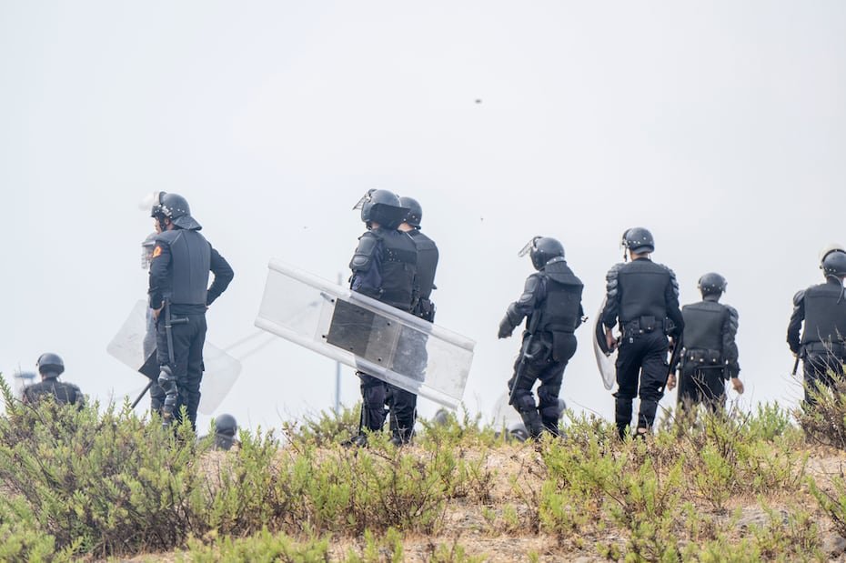 La escalada de tensión en la frontera se produce tras el aumento, el día anterior, del número de migrantes que intentaban llegar a este pequeño enclave, principalmente a nado.