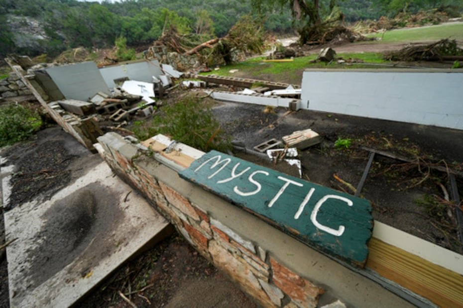 Un poderoso aluvión arrasó Texas Hill Country, causando devastación generalizada y provocando la muerte de varios adultos y niños.
