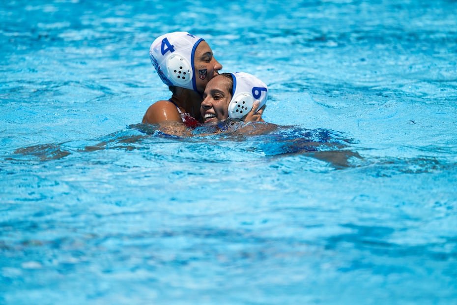 Amanda Ortiz y Milena Guzmán celebran por Puerto Rico.