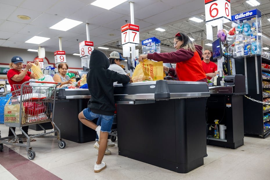 Los trabajos de cajero de supermercado podrían desaparecer en las próximas décadas debido a la evolución hacia el autoservicio (self-checkout), la inteligencia artificial y las tecnologías de pago inteligente,