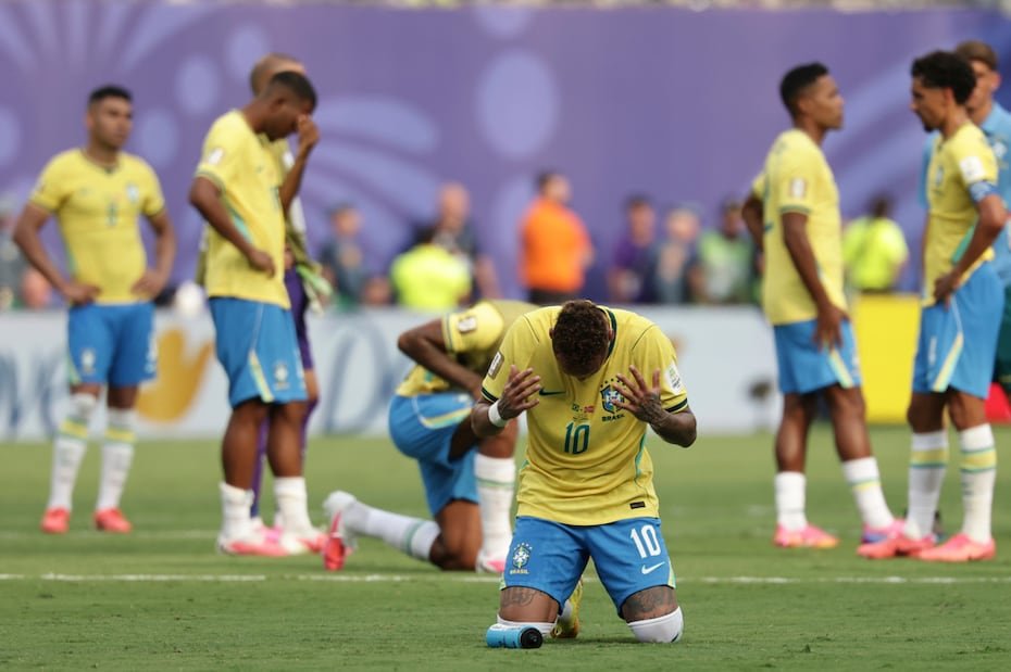 Neymar reacciona en el suelo luego del inesperado revés.