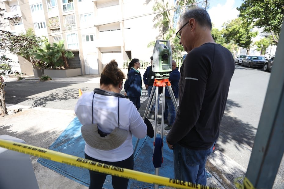 Foto del 31 de marzo de 2023, cuando ingenieros tomaron medidas en el condominio Santa Teresita de Miramar, en San Juan.