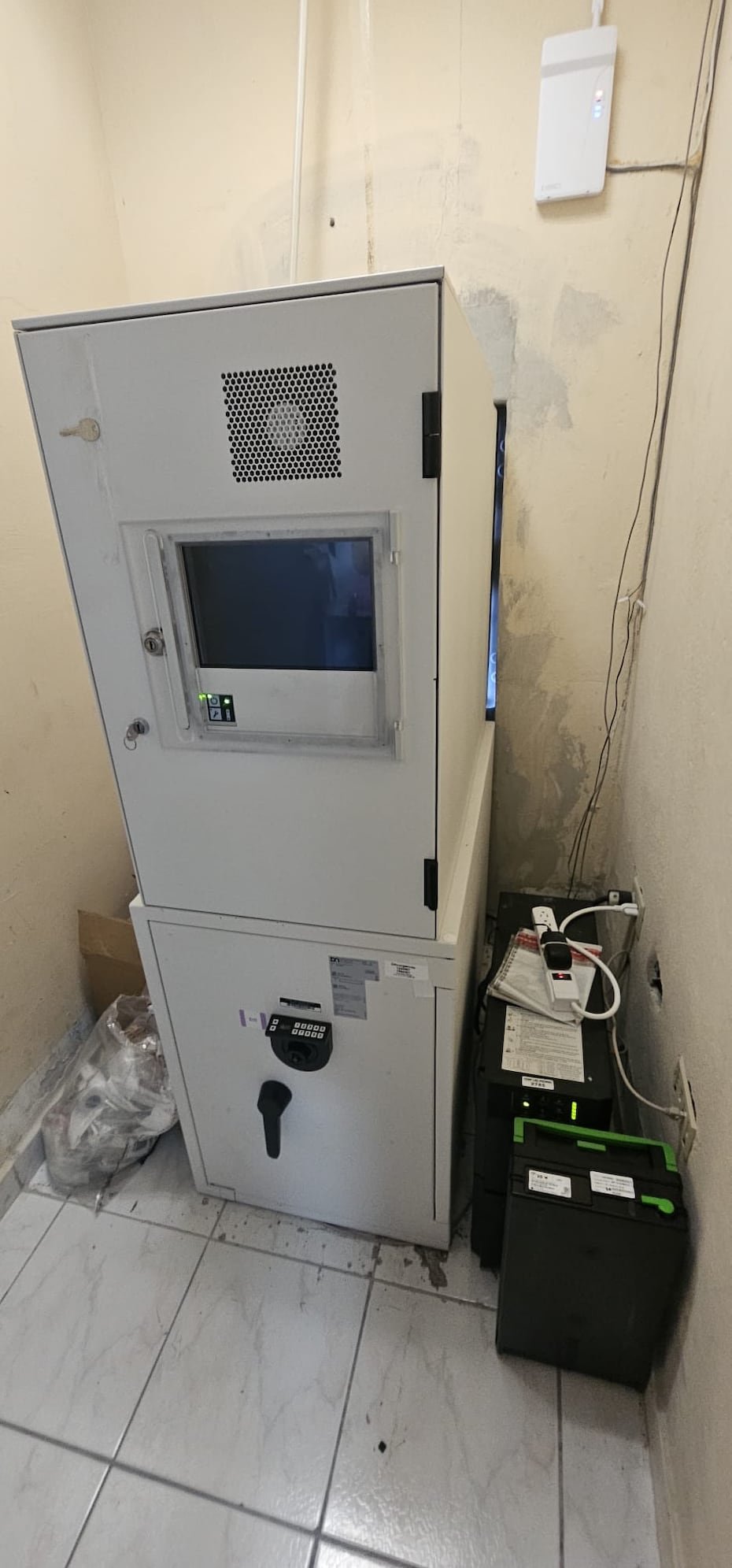 Un grupo de individuos presuntamente cortó el servicio eléctrico y desconectó las cámaras de seguridad de dos negocios en Las Piedras para apropiarse de un cajero automático que contenía $51,940.