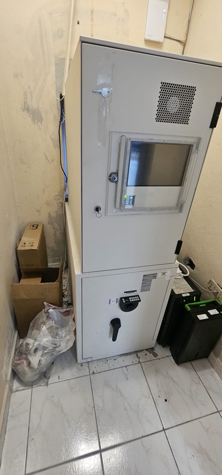 Los hechos fueron reportados en Centro Piezas Plus y Seguros Coop, ubicados en la calle José Celso Barbosa, en el barrio Collores.