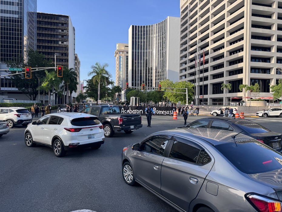 La manifestación alteró el flujo vehicular desde la madrugada, lo que obligó a desviar el tránsito en un tramo de la avenida Luis Muñoz Rivera hacia Río Piedras.