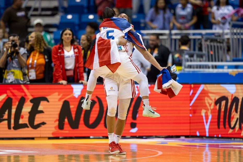 Las veteranas Pamela Rosado y Tayra Meléndez se abrazan en el Coliseo José Miguel Agrelot.