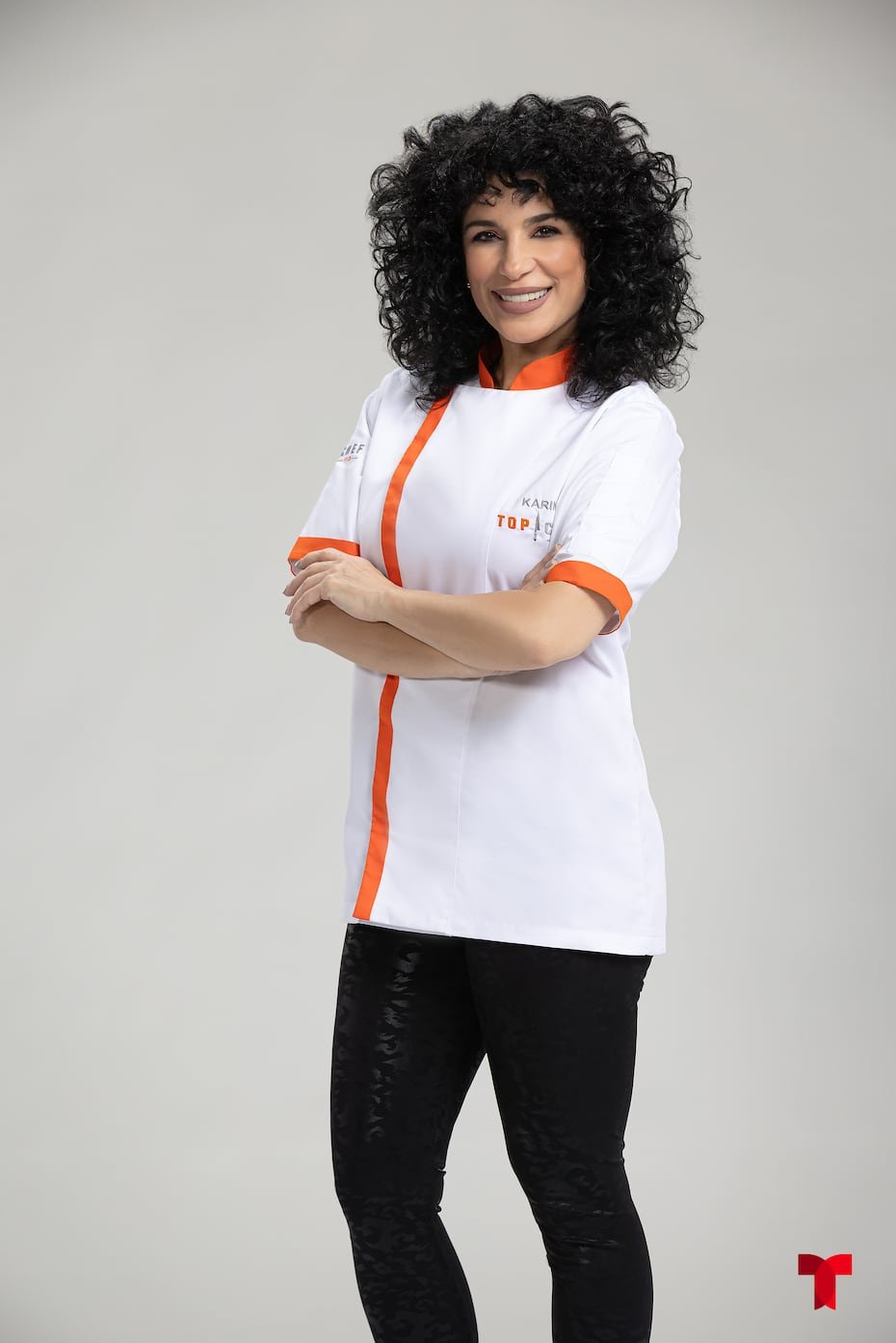 Karina “La Voz” Moreno: Reconocida cantante y actriz venezolana, célebre por su poderosa voz y sus baladas románticas, que alcanzó la fama en la década de 1980 con una serie de éxitos musicales.