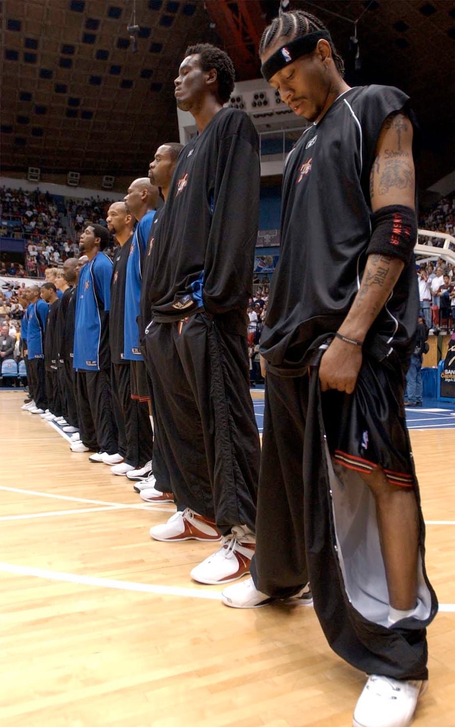 Allen Iverson, concentrado, durante la interpretación de los himnos en el Coliseo Roberto Clemente, en 2003.