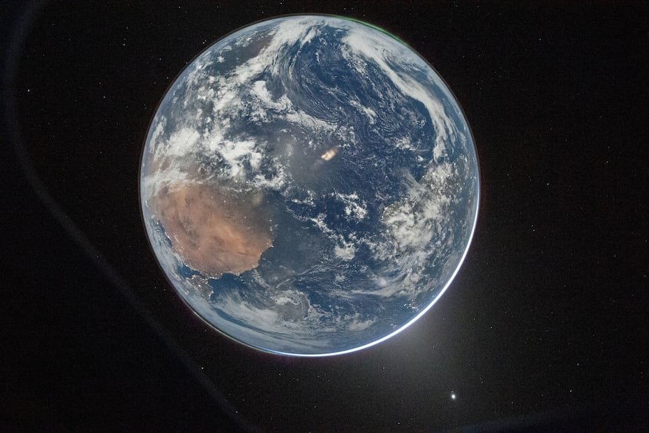 Esta imagen proporcionada por la NASA muestra una vista de la Tierra captada por el astronauta de la NASA y comandante de Artemis II, Reid Wiseman, desde la ventana de la nave Orion tras completar la maniobra de inyección translunar.