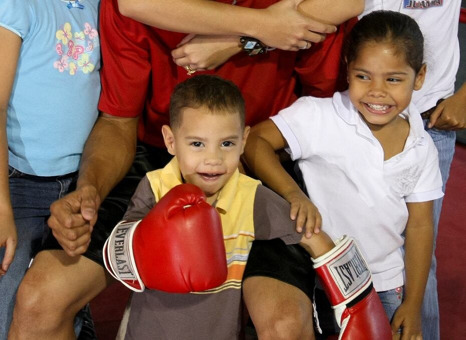 Juanmita y Belisa López de Jesús sonríen para la cámara.