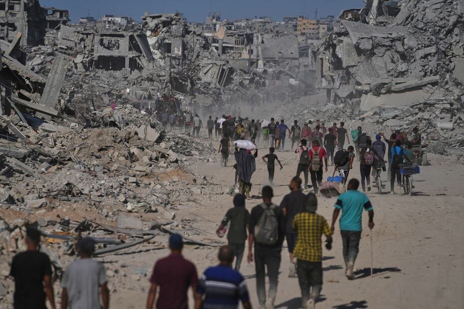 Muchos de los desplazados, cuando regresan, se encuentran vías intransitables, en las que los escombros se amontonan hasta crear barreras de varios metros de altura, por lo cual entran a pie a la Ciudad de Gaza.