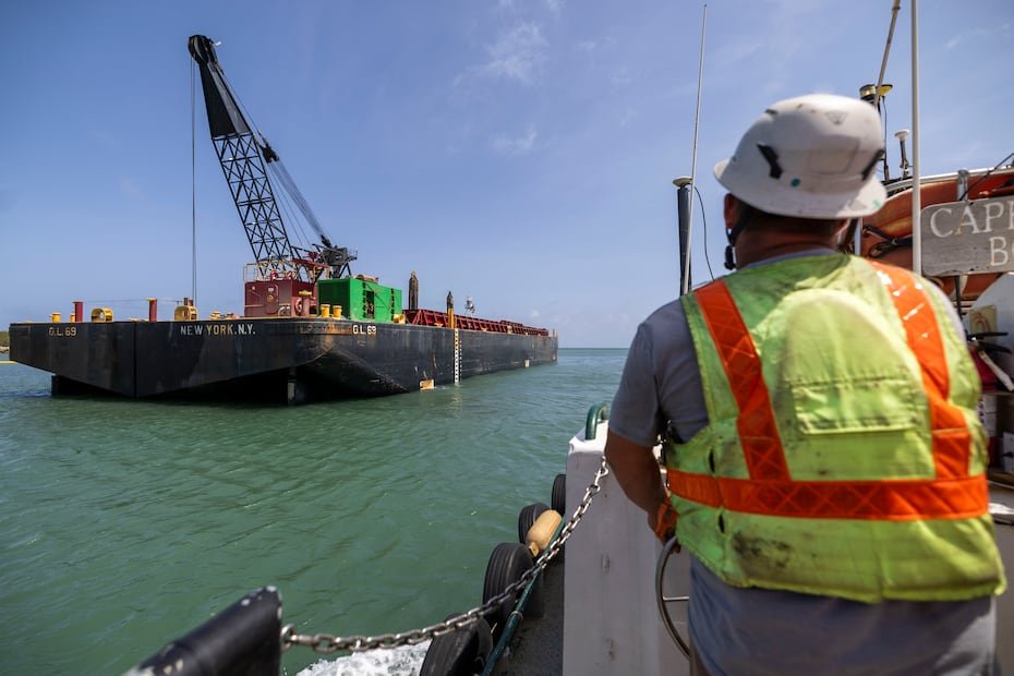 El puerto de Las Mareas recibe las barcazas con carbón que abastecen a AES.