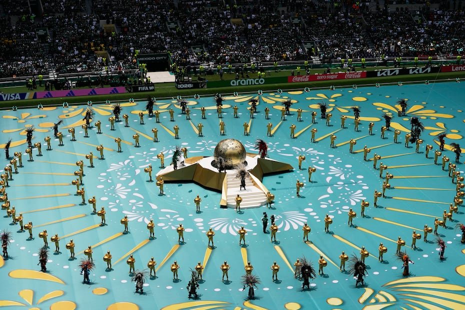 Artistas sobre el terreno de juego durante la ceremonia de apertura de la Copa Mundial en Ciudad de México.