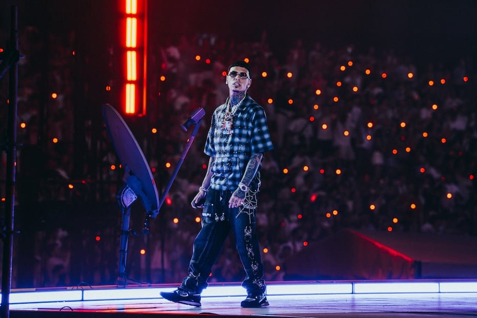 Luar la L (31 de mayo) La segunda fecha tuvo como protagonista a Luar la L, quien subió al escenario para interpretar “TELÉFONO NUEVO” junto al Conejo Malo y presentó además temas como “Caile”, “Side Bitch” y “No Te Quieren Conmigo”.