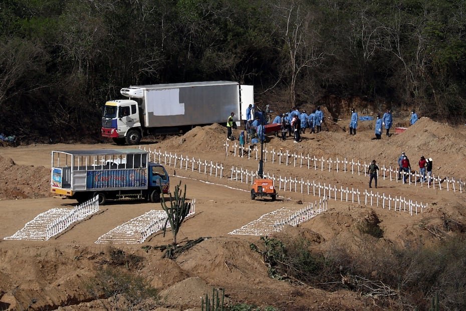 Se trata de un terreno muy amplio donde ya se han ido colocando los ataúdes uno al lado del otro, en una hilera, con una cruz blanca afuera, pero que, por su extensión, podría albergar miles de féretros más.