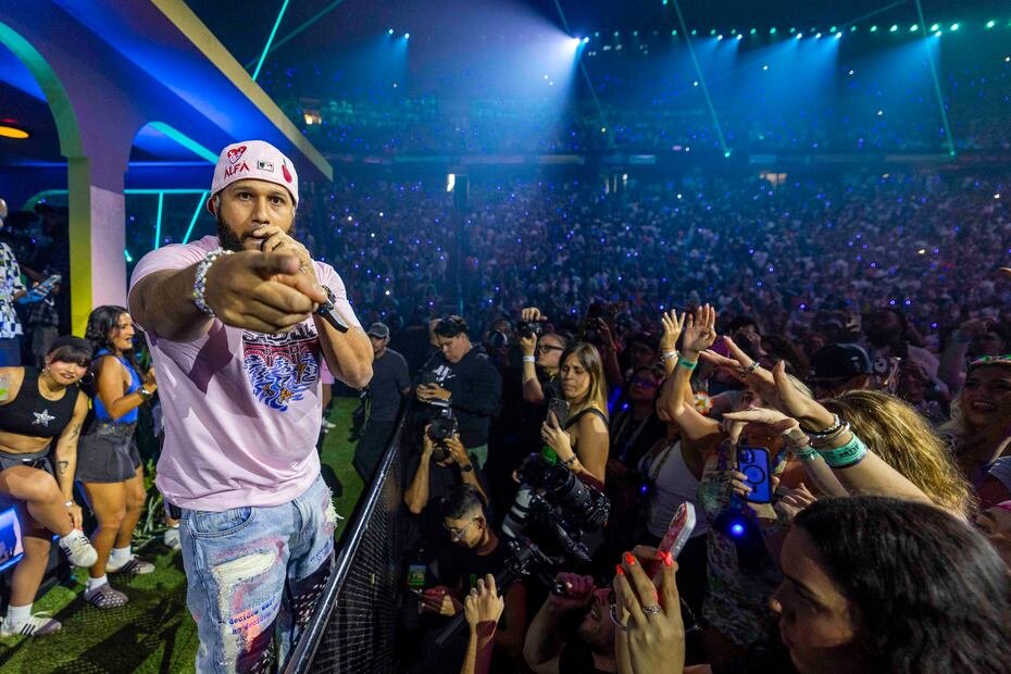 El artista dominicano El Alfa se convirtió en el primer cantante de música urbana de su país en llenar el Palacio de los Deportes en República Dominicana, un logro que celebra con orgullo.