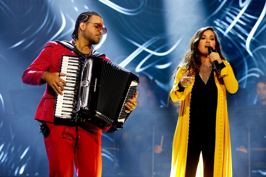 La cantante española Silvia Pérez Cruz cautivó con “Somos”, acompañada del virtuoso acordeonista brasileño Mestrinho, entrelazando sonidos ibéricos y tropicales.