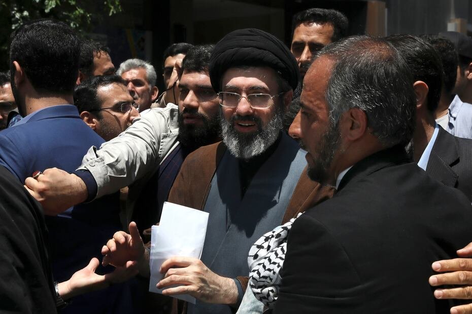 Nacido en la disidencia, tras años de operar entre bastidores y mantener un bajo perfil público, Mojtaba Jameneí emerge de entre las sombras para convertirse en el nuevo líder supremo de la República Islámica de Irán, cargo que hereda de su padre.