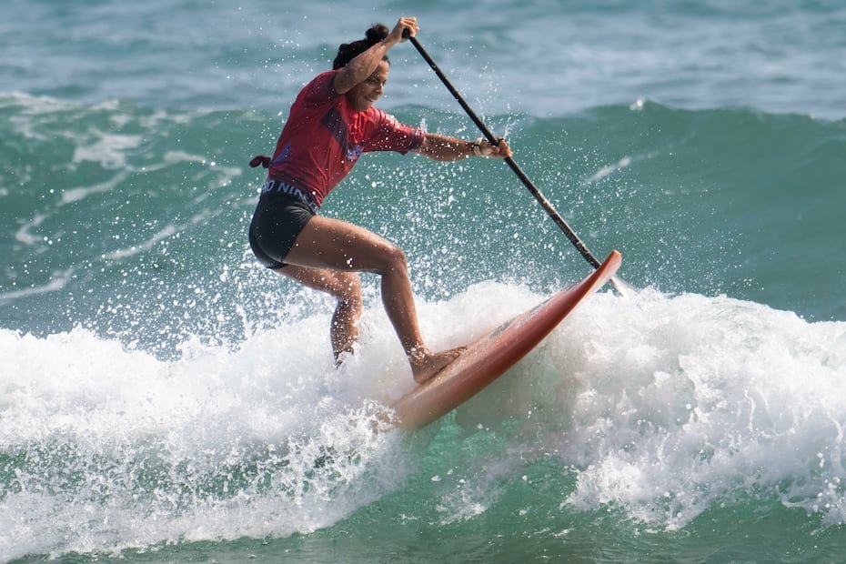 Mariecarmen Rivera se coronó campeona del SUP Surf con una puntuación de 8.40, liderando un histórico doblete boricua en la playa Encuentro de Puerto Plata.