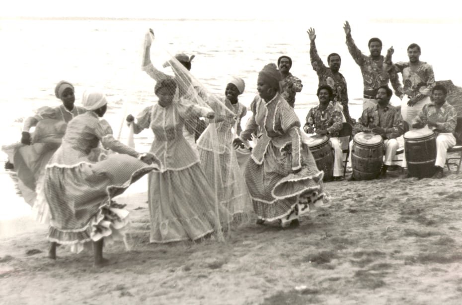 La bomba es caracterizada como el primer género musical autóctono de Puerto Rico. Creada en las haciendas azucareras por los africanos esclavizados, la bomba sirvió como expresión del lamento entre los trabajadores de las plantaciones.
