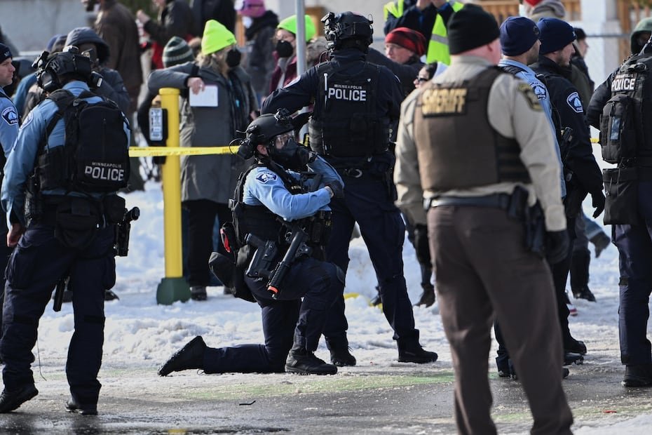 Un agente del Servicio de Inmigración y Control de Aduanas mató a tiros a una conductora en Minneapolis durante la más reciente redada migratoria del gobierno del presidente Donald Trump.
