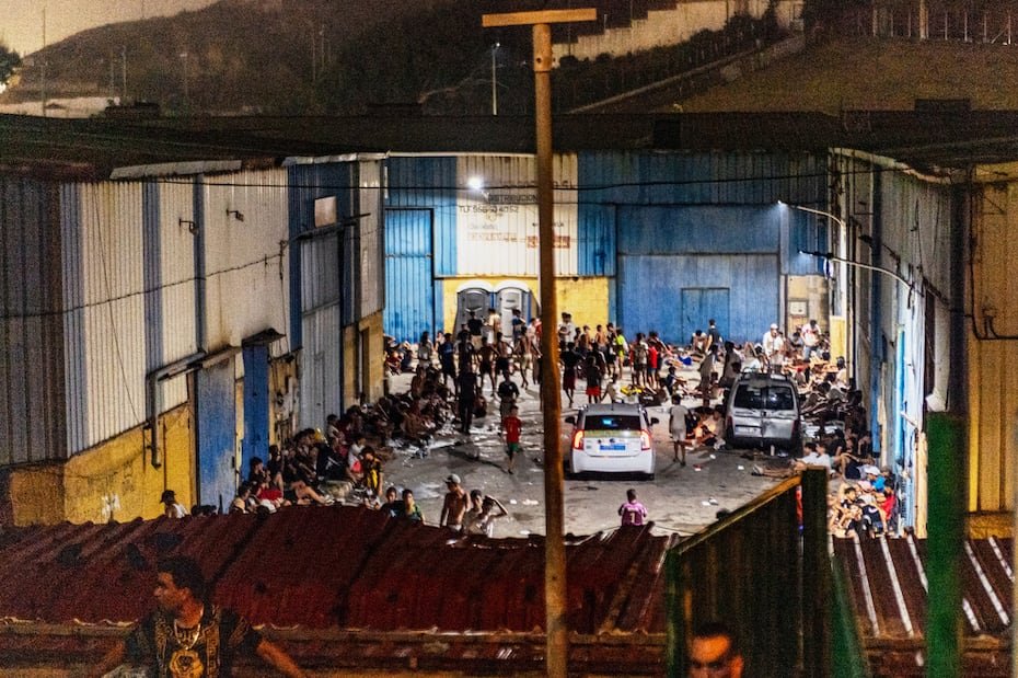 En los vídeos e imágenes de la frontera se podía ver a una gran cantidad de personas, en su mayoría marroquíes, caminando por los rompeolas de una playa urbana, cerca de un puesto fronterizo con Marruecos, para incorporarse a las carreteras locales.