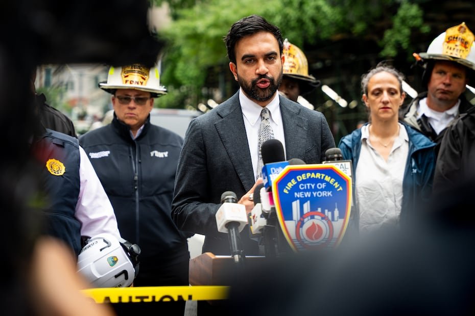 El alcalde de la ciudad de Nueva York, Zohran Mamdani, habla sobre el edificio inestable en el 235 de la calle 42 Este y los edificios circundantes que fueron evacuados.