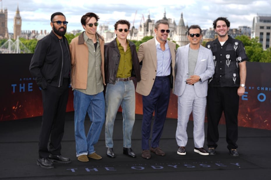 Himesh Patel, desde la izquierda, Robert Pattinson, Tom Holland, Matt Damon, John Leguizamo y Benny Safdie. John Leguizamo (Eumeo) - Un porquero de Ítaca que sigue siendo fiel a Odiseo, incluso cuando muchos ya han perdido la esperanza de que regrese.
