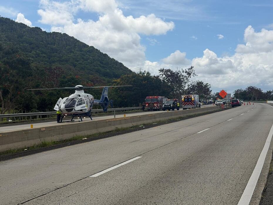 Personal de la División de Patrullas de Carreteras de Humacao junto al fiscal de turno investigan los hechos.