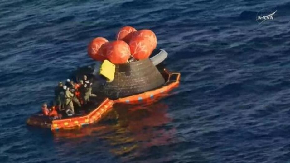 Los tripulantes de Artemis II a bordo de una balsa, luego de salir de la capsula Orión tras amerizar en el Pacífico, frente a la costa de California.