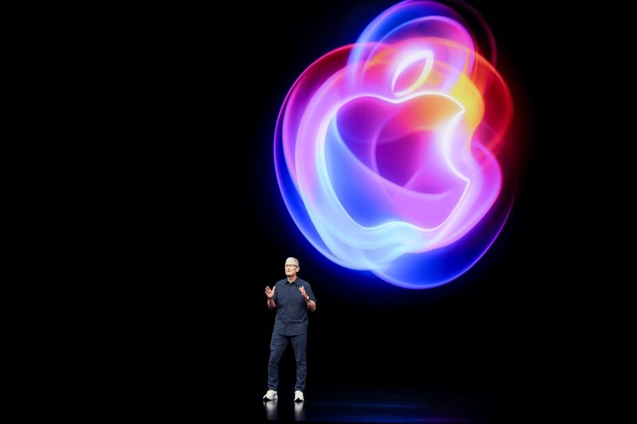 Ingeniero industrial egresado de la Universidad de Auburn, y con una maestría en Administración de Empresas de la Universidad de Duke, Cook desarrolló gran parte de su carrera en tecnológicas como IBM, Intelligent Electronics y Compaq antes de incorporarse a Apple en 1998.