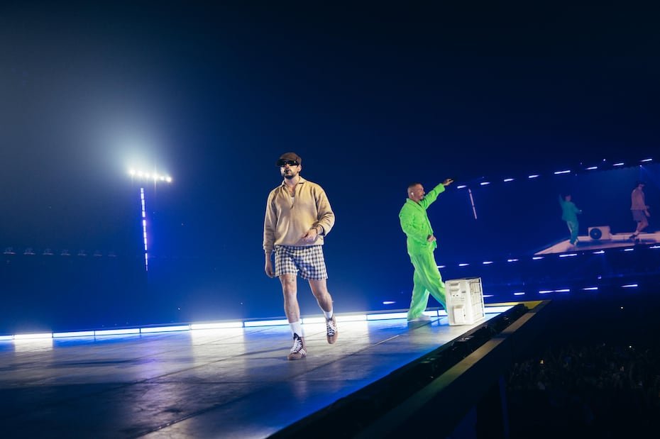 Junto a Bad Bunny interpretó "Como un Bebé", "Qué Pretendes" y "La Canción".