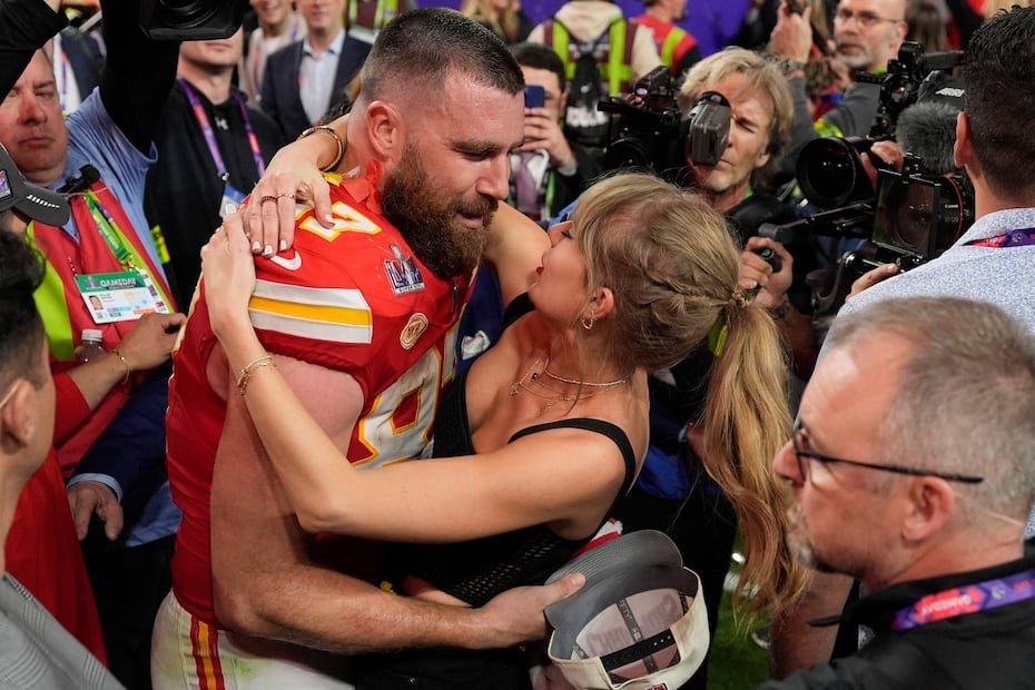 En febrero de 2024 Taylor Swift estuvo presente durante el Super Bowl 58 y celebró junto a Travis Kelce la conquista de otro campeonato para los Chiefs, esta vez frente a los 49ers de San Francisco.(AP Photo/John Locher)