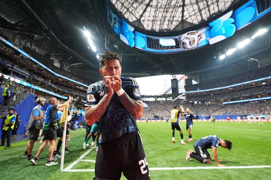 Enzo Fernandez se besa la camiseta tras la remontada de Argentina.
