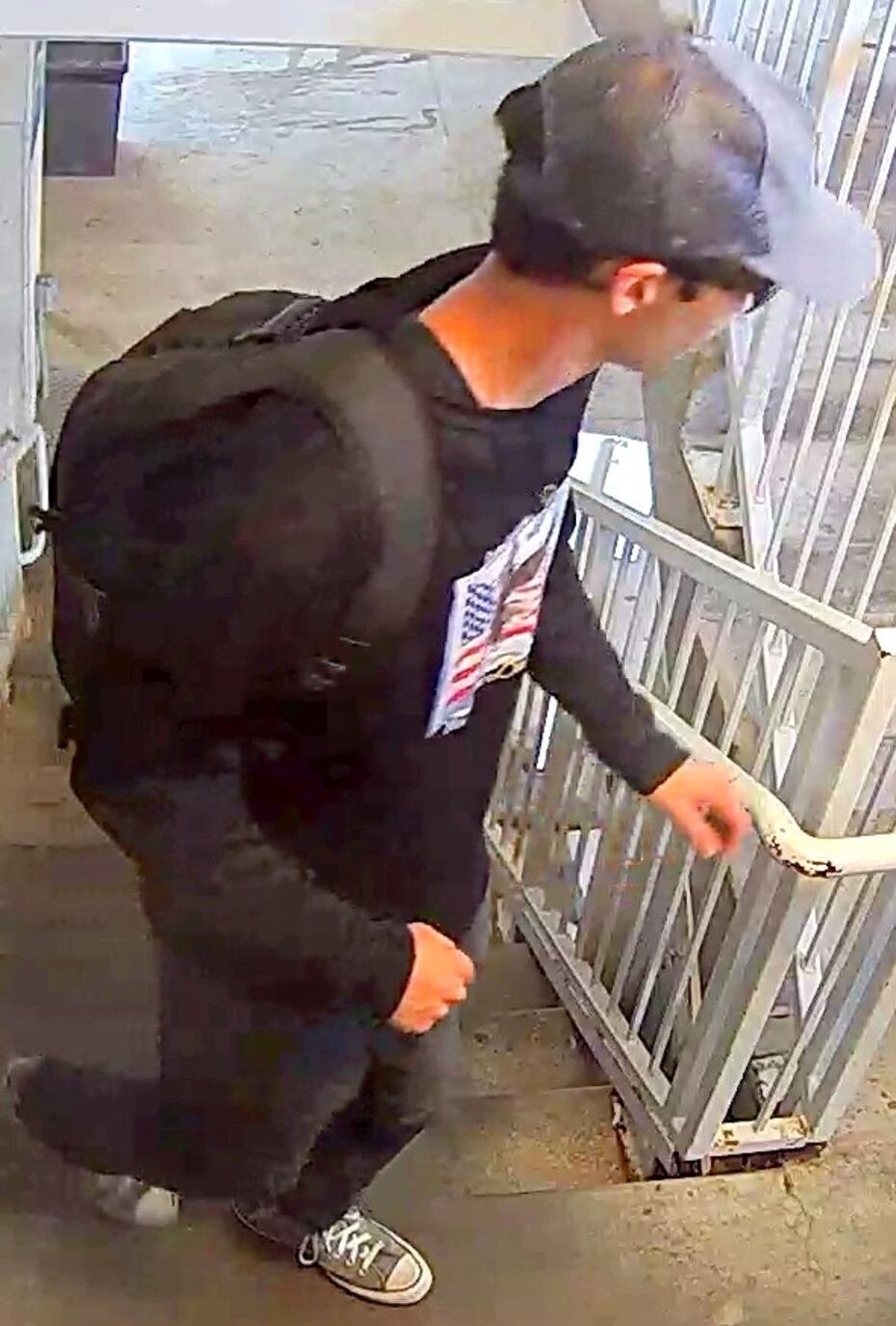 Cox precisó que entonces esta información fue enviada a los agentes del FBI, quienes revisaron vídeos de vigilancia del campus de la Universidad Utah Valley (UVU) - donde fue asesinado Kirk de un disparo el pasado miércoles - y lograron identificar a Robinson "llegando al campus de la UVU en un Dodge Challenger gris aproximadamente a las 8:29 hora local".