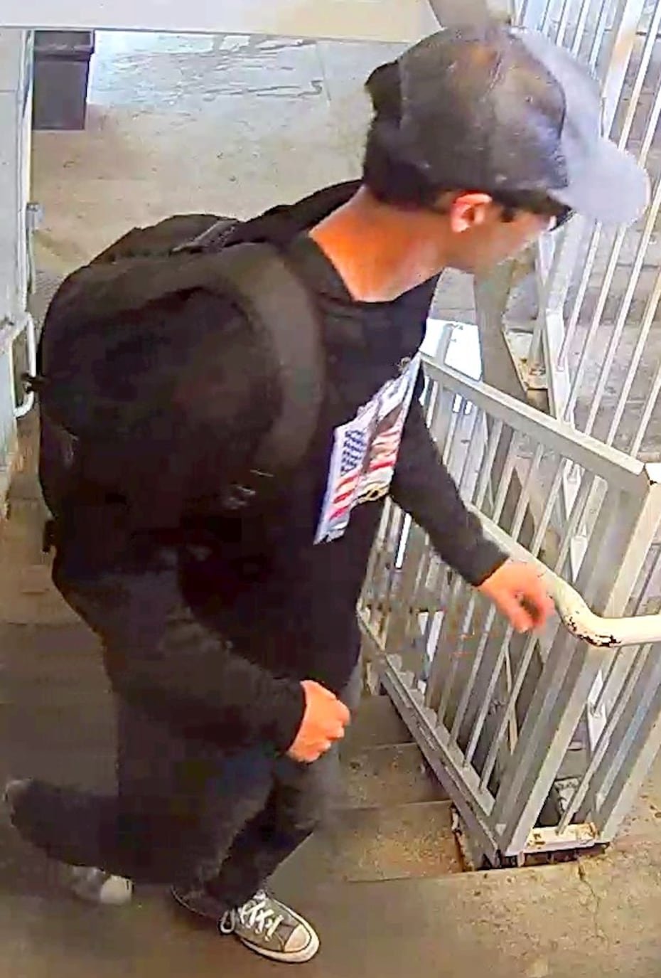 Cox precisó que entonces esta información fue enviada a los agentes del FBI, quienes revisaron vídeos de vigilancia del campus de la Universidad Utah Valley (UVU) - donde fue asesinado Kirk de un disparo el pasado miércoles - y lograron identificar a Robinson "llegando al campus de la UVU en un Dodge Challenger gris aproximadamente a las 8:29 hora local".