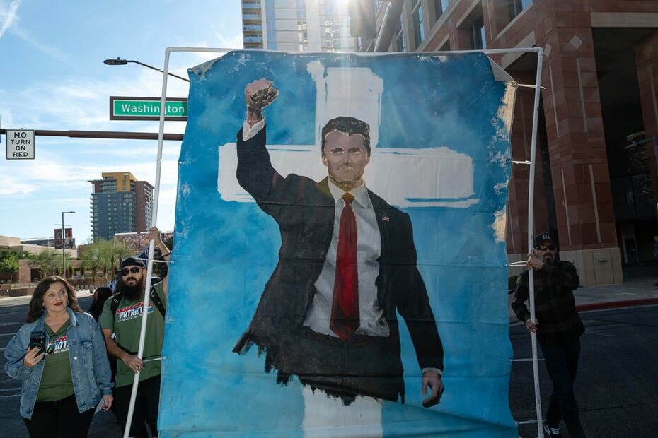 Una pintura de Charlie Kirk en las afueras del lugar.