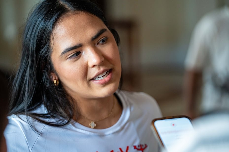 Adriana Díaz atiende a los medios de comunicación.