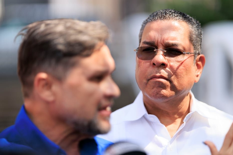 Tras el anuncio, varios jefes de agencia hablaron con los medios desde La Fortaleza. En l foto, el zar de energía el ingeniero Josué Colón Ortiz (der.) y el secretario del Departamento de Recursos Naturales y Ambientales (DRNA), Waldemar Quiles Pérez (izq.).