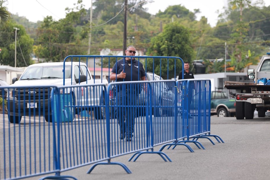 La Policía colocó vallas en los alrededores del tribunal mientras se lleva a cabo el juicio.