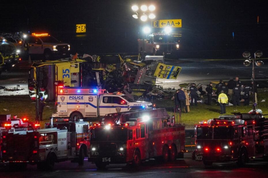 Un vehículo de rescate y extinción de incendios de la Autoridad Portuaria yace de lado fuera de la pista 4 tras colisionar con un avión de Air Canada.