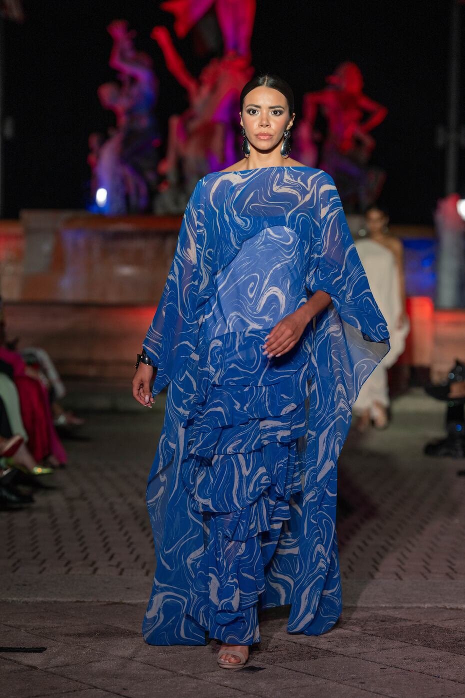 El diseñador David Antonio presentó su colección "Marbella" que celebra el lujo, la feminidad y el glamour contemporáneo a través de una propuesta que combina siluetas sofisticadas, detalles artesanales y una paleta de colores evocadora de los atardeceres junto al mar.